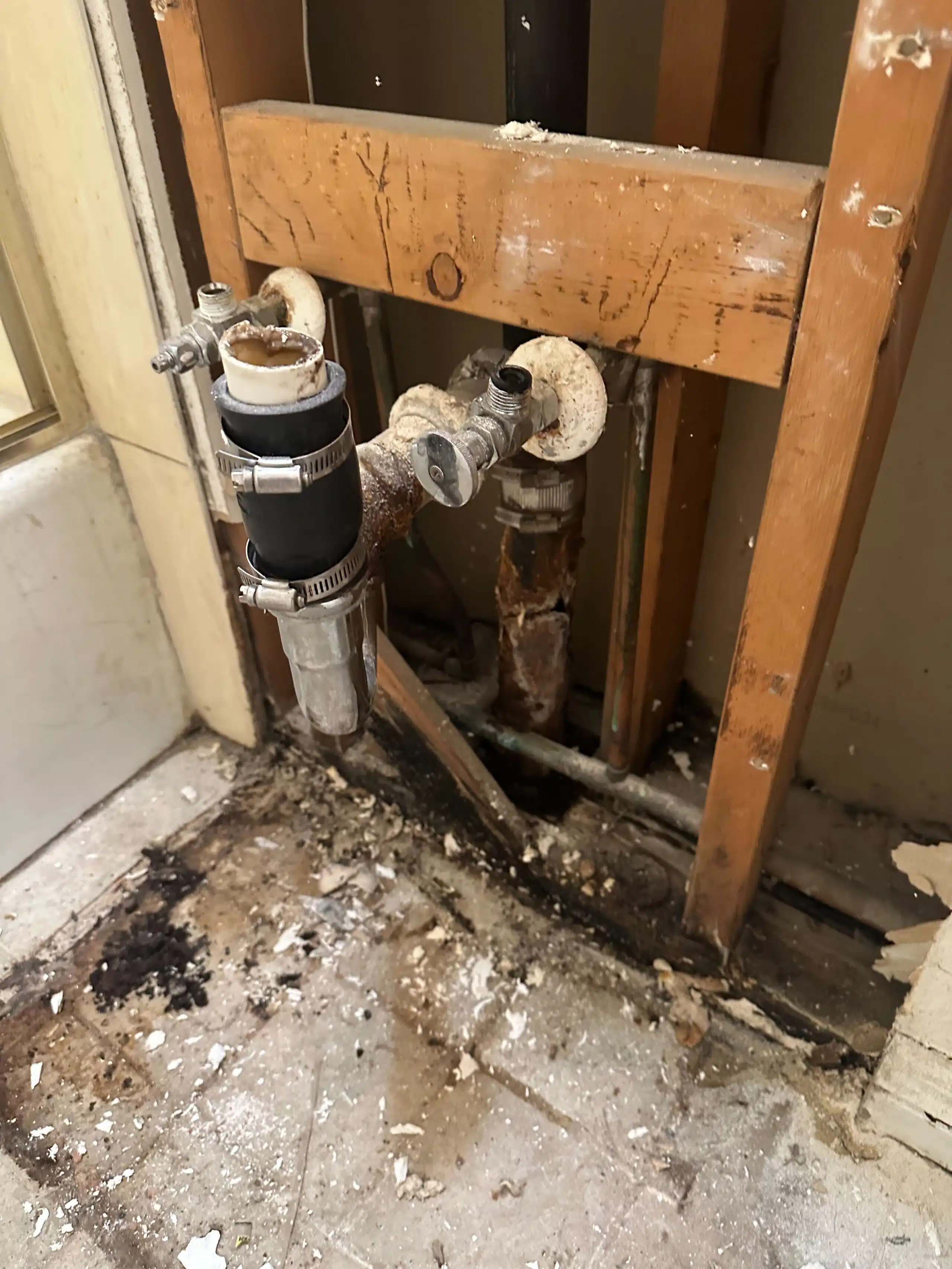 Fixing a leaking sink by removing everything and starting with new pipe